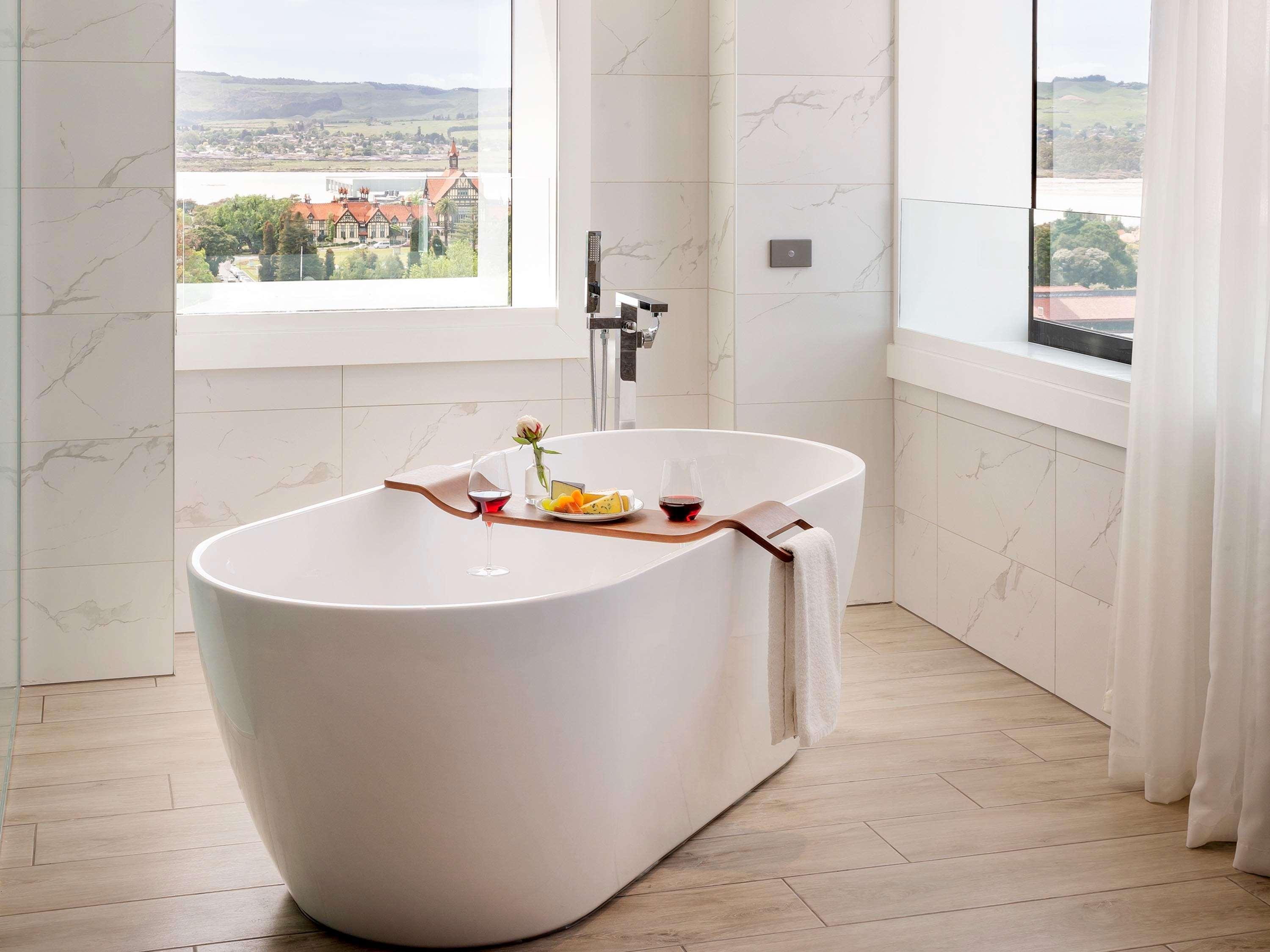 Pullman Rotorua Hotel Exterior foto A freestanding bathtub