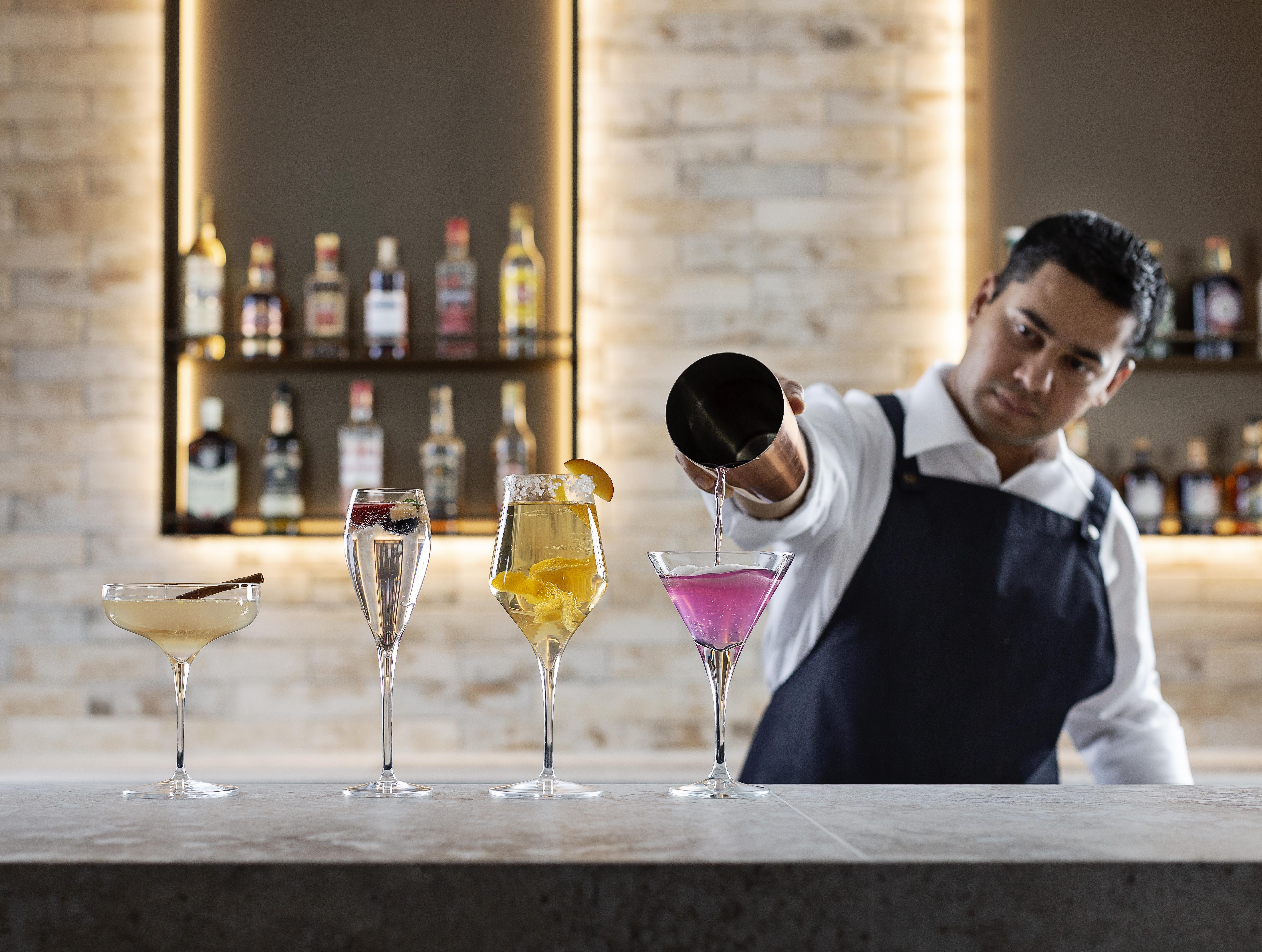 Pullman Rotorua Hotel Exterior foto A bartender at work