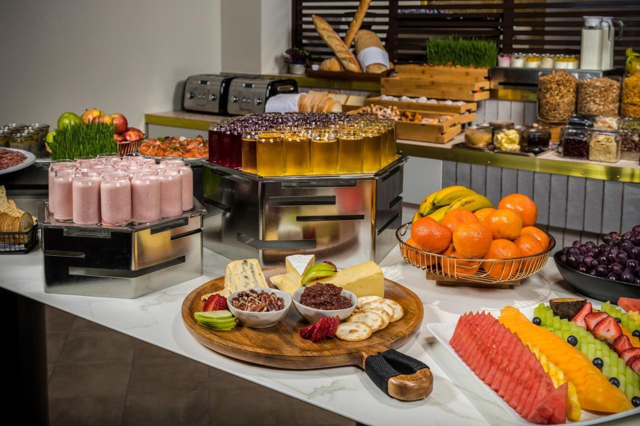 Pullman Rotorua Hotel Exterior foto A buffet at a hotel