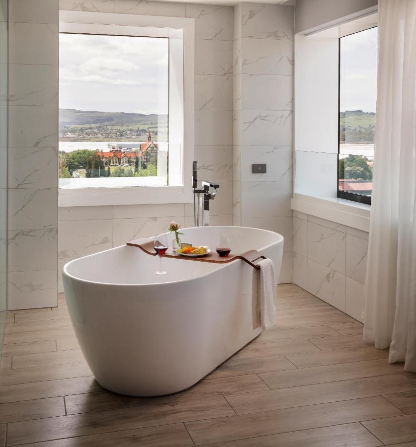 Pullman Rotorua Hotel Exterior foto A freestanding bathtub